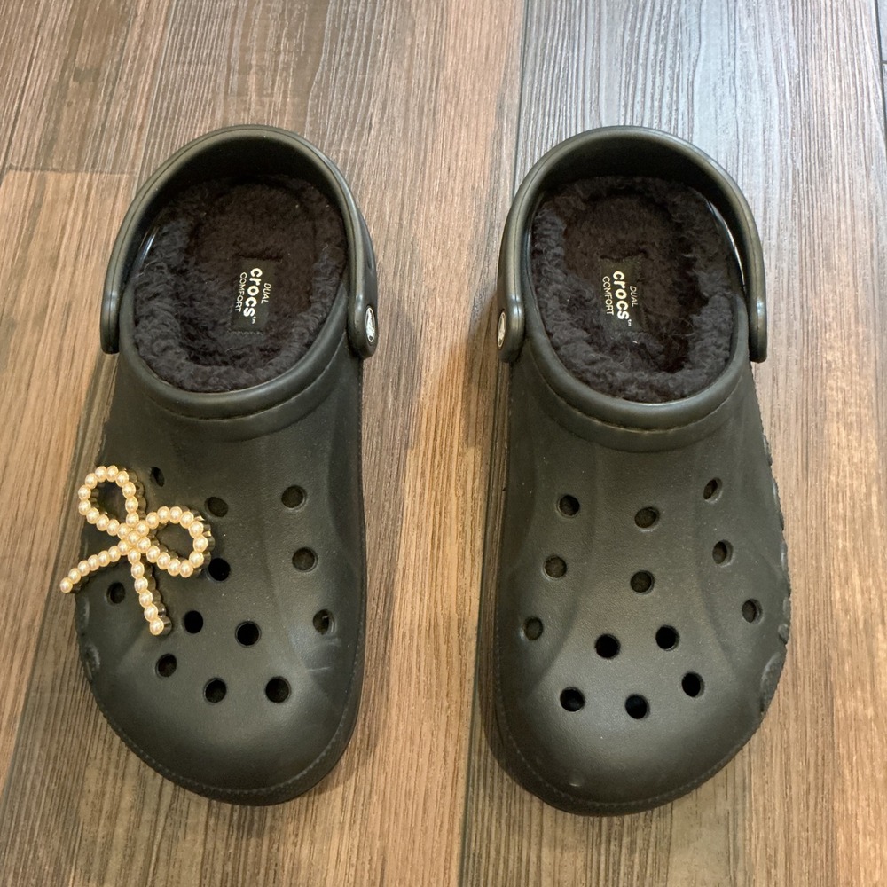Crocs Baya Lined Clog Black Pearl Bow Charm Faux Fur Women 9 Men 7 Cozy Comfort